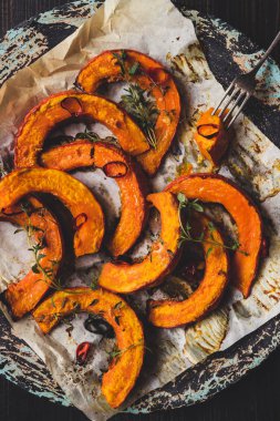 Kekik ve biber ahşap masa, üstten görünüm üzerinde kabak pişmiş Delicious