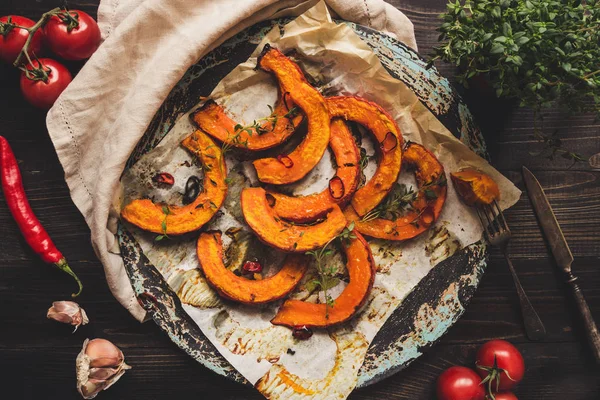 Kekik ve biber ahşap masa, üstten görünüm üzerinde kabak pişmiş Delicious