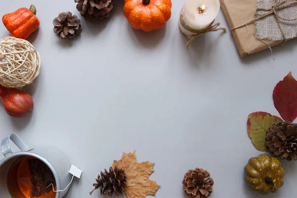 Осенний фон. Чашка чая и осеннее украшение на сером фоне. Копирование пространства — стоковое фото