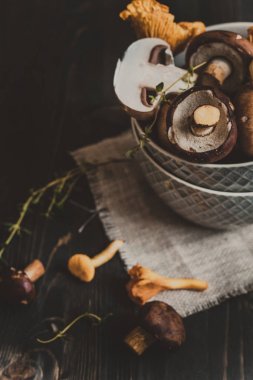 Taze karışık orman ahşap siyah masaya mantar