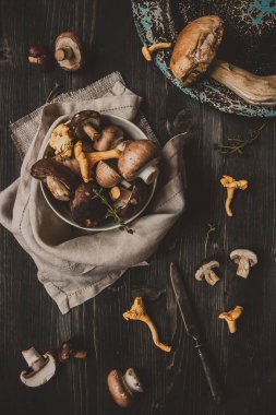 Taze karışık orman ahşap siyah masaya mantar