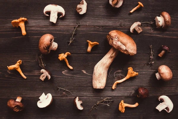 Ahşap arka plan üzerinde taze karışık orman mantar