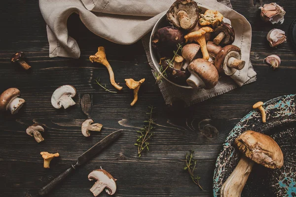 Taze karışık orman ahşap siyah masaya mantar