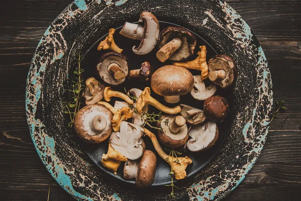 Taze karışık orman ahşap siyah masaya mantar