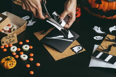 Cadılar Bayramı hazırlık. Eller halloween dekorasyon Kraft kağıt kullanarak yapma