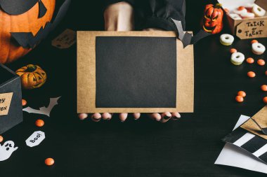 Cadılar Bayramı kartı holding eller craft kağıttan yapılmış. Kopya alanı