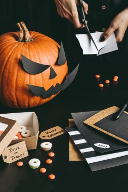 Cadılar Bayramı hazırlık. Eller halloween dekorasyon Kraft kağıt kullanarak yapma