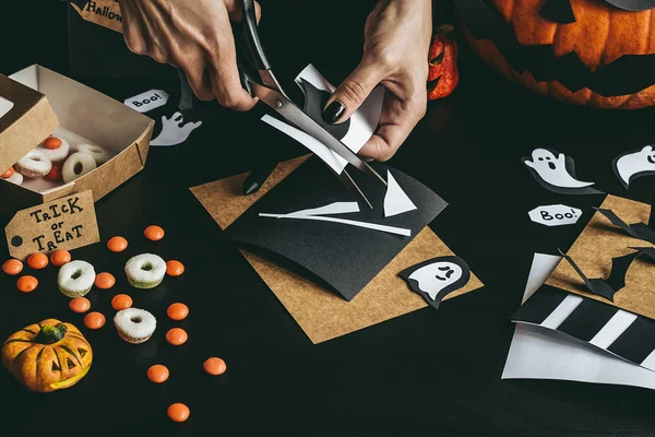 Cadılar Bayramı hazırlık. Eller halloween dekorasyon Kraft kağıt kullanarak yapma