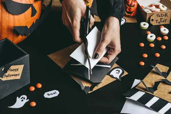 Cadılar Bayramı hazırlık. Eller halloween dekorasyon Kraft kağıt kullanarak yapma