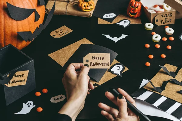 Cadılar Bayramı hazırlık. Eller Kraft kağıt kullanarak Cadılar Bayramı kartları yapmak