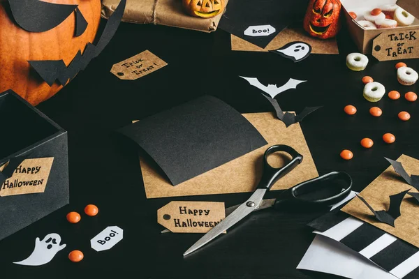 Cadılar Bayramı hazırlık. Cadılar Bayramı dekorasyonu craft kağıttan yapılmış