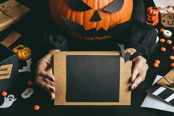 Cadılar Bayramı kartı holding eller craft kağıttan yapılmış. Kopya alanı