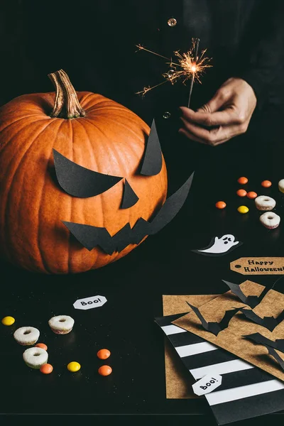 Cadılar Bayramı hazırlık. Eller Kraft kağıt kullanarak Cadılar Bayramı kartları yapmak