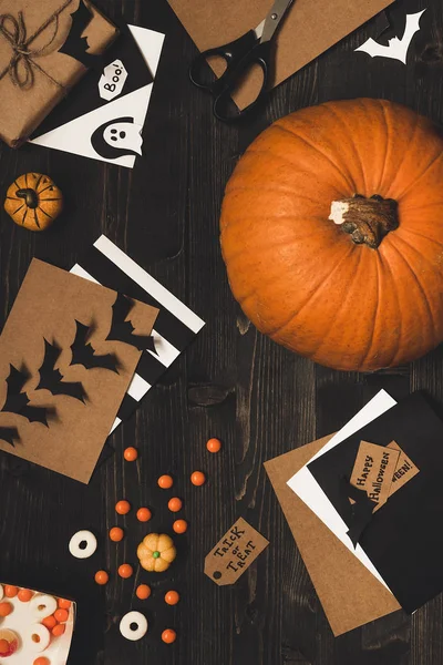 Cadılar Bayramı Balkabağı, tatlılar, Cadılar Bayramı kartları ve craft kağıt üzerinde ahşap masa dekorasyon