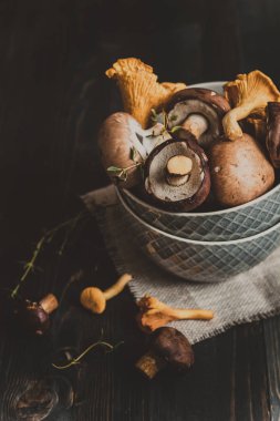 Taze karışık orman ahşap siyah masaya mantar