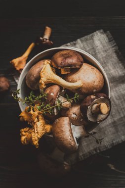 Taze karışık orman ahşap siyah masaya mantar