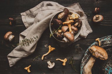 Taze karışık orman ahşap siyah masaya mantar