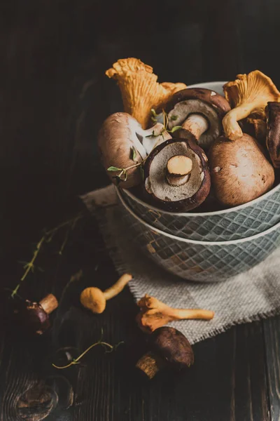 Taze karışık orman ahşap siyah masaya mantar