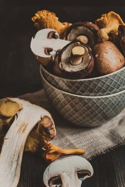 Taze karışık orman ahşap siyah masaya mantar