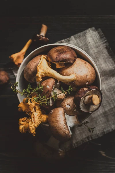 Taze karışık orman ahşap siyah masaya mantar