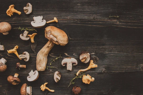 Taze karışık orman ahşap siyah masaya mantar