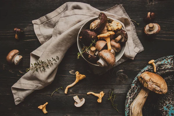 Taze karışık orman ahşap siyah masaya mantar