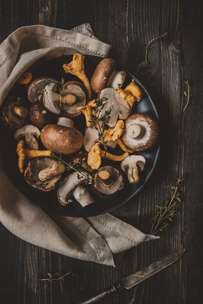 Taze karışık orman ahşap siyah masaya mantar