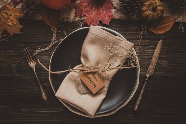 Şükran günü arka plan. Şükran günü dekorasyon çatal ve plaka üzerinde ahşap masa, üstten görünüm