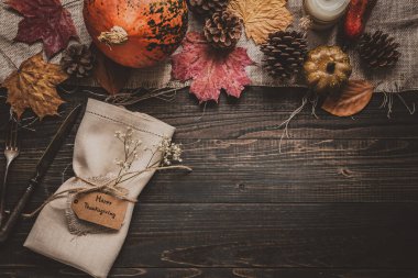 Şükran günü dekorasyon çatal ve peçete ahşap masa, üstten görünüm üzerinde. Kopya alanı