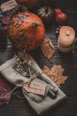 Şükran günü dekorasyon çatal ve peçete ahşap tablo.
