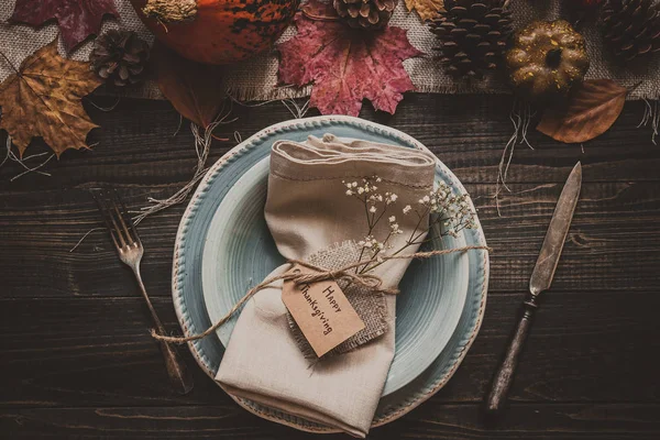 Thanksgiving background. Thanksgiving decoration with cutlery and plate on the wooden table, top view — Stock Photo, Image