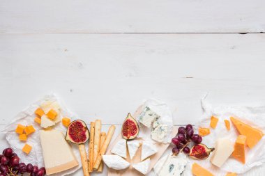 Peynirli meyve kopya alanı ile ahşap beyaz tabloda çeşitli türleri. Üstten Görünüm