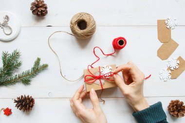 Noel arka plan. Noel hediye ahşap beyaz masa dekorasyon eller.