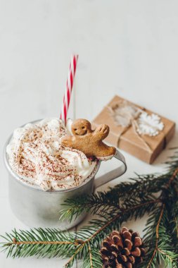 Zencefilli kurabiye adam kurabiye ve Noel dekorasyon ahşap beyaz masa üzerinde kış sıcak içecekle.