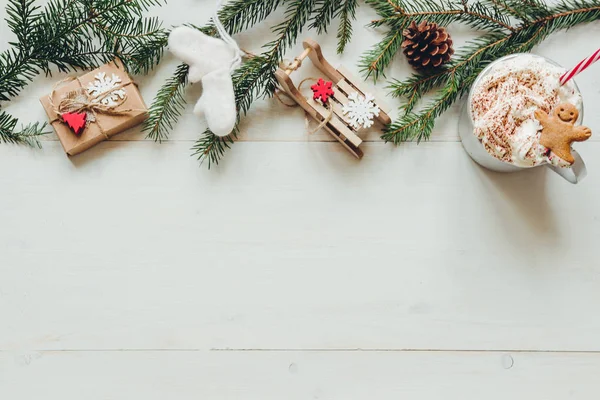 Noel arka plan. Noel dekorasyonu ile çam dalları ve kış sıcak içecek ahşap beyaz masa üzerinde
