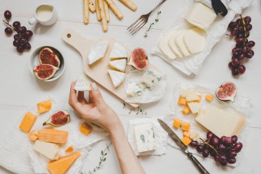 Çeşitli meyve ve ahşap beyaz masa snacks ile peynir. Üstten Görünüm