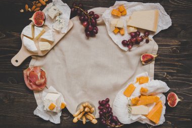 Meyve ve ahşap karanlık tablo kopya alanı ile snacks ile peynir seçimi. Üstten Görünüm arka plan