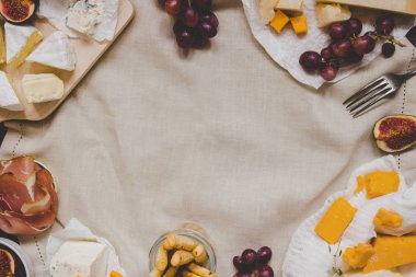 Meyveleri ve aperatifler kopya alanı ile peynir seçimi. Üstten Görünüm arka plan