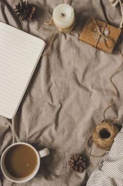 Rahat arka plan kopya alanı ile. Fincan kahve ve yumuşak yatak hediye ile not etmek