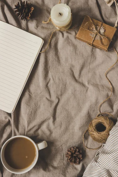 Rahat arka plan kopya alanı ile. Fincan kahve ve yumuşak yatak hediye ile not etmek