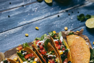 Ahşap mavi arka plan, sebze ile Meksika tacos yakın çekim.