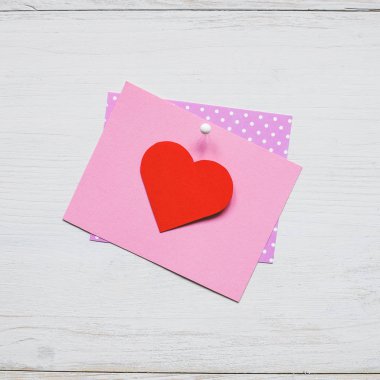 Sevgiliye arka plan. Ahşap arka plan üzerinde kalp ile Sevgililer günü kartı
