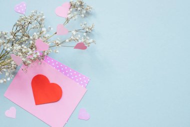 Sevgiliye arka plan. Sevgililer günü kartı kalp ve çiçek mavi zemin üzerine. Kopya alanı
