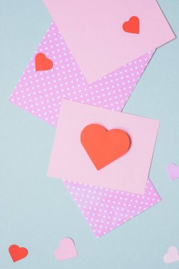 Sevgiliye arka plan. Kalp ve el sanatları kağıt üzerinde mavi arka plan ile Sevgililer günü kartı