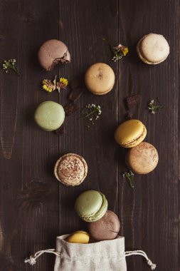 Tatlı arka plan. Ahşap tablo, üst v lezzetli macaroons