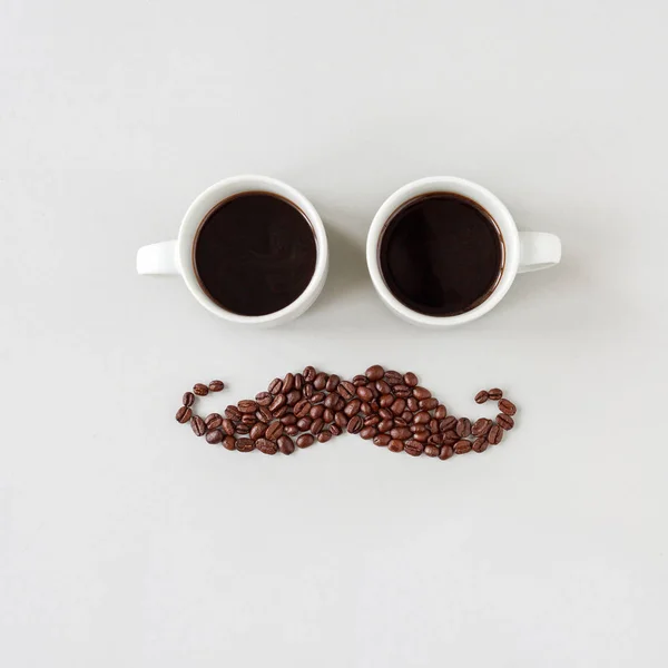 Knír vyrobené z kávových zrn s brýlemi z šálků kávy — Stock fotografie