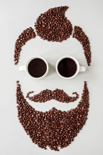 Sakallı hippi insan kahve çekirdekleri kahve fincan yapılan gözlük ile yapımı — Stok fotoğraf