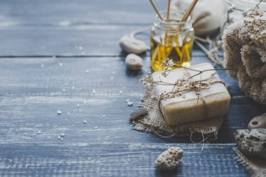 Spa kompozisyon. Spa uygulamaları rustik ahşap arka plan, seçici odak için çeşitli ürünler