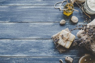 Spa kompozisyon. Rustik ahşap zemin üzerine spa uygulamaları için çeşitli ürünler