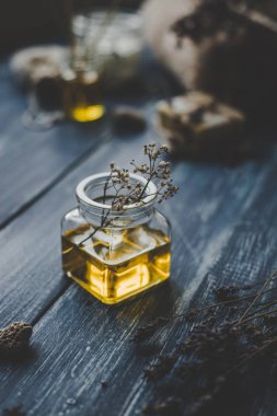 Spa kompozisyon. Aroma esans rustik ahşap arka plan, seçici odak üzerinde